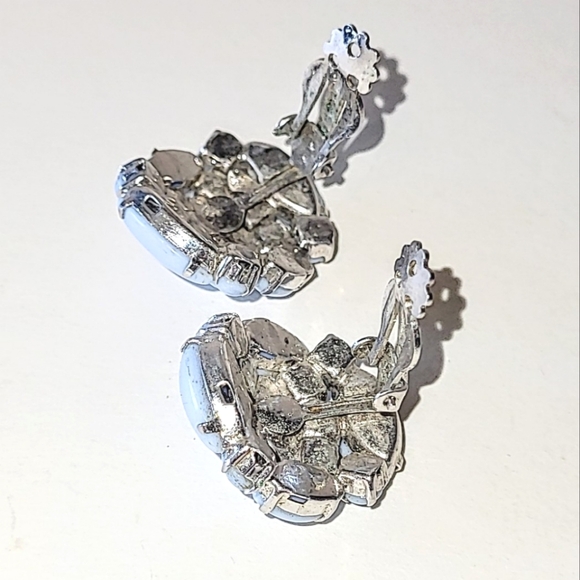 BLUE MILK GLASS CLIP-ON EARRINGS - VINTAGE CLASSIC MCM - Picture 5 of 7